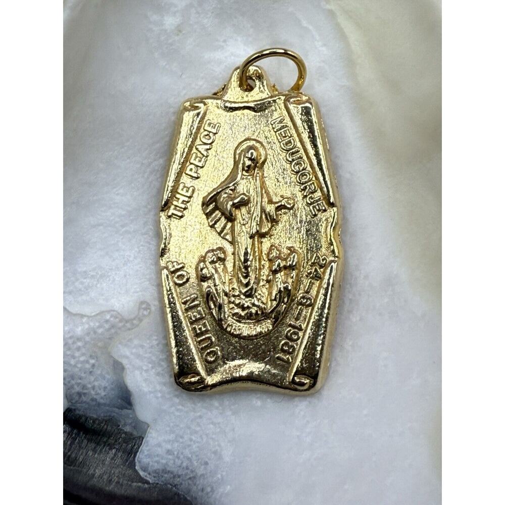 Vintage Mary Medjugorje Medal Gold Tone Catholic Queen of the Peace pendant‎